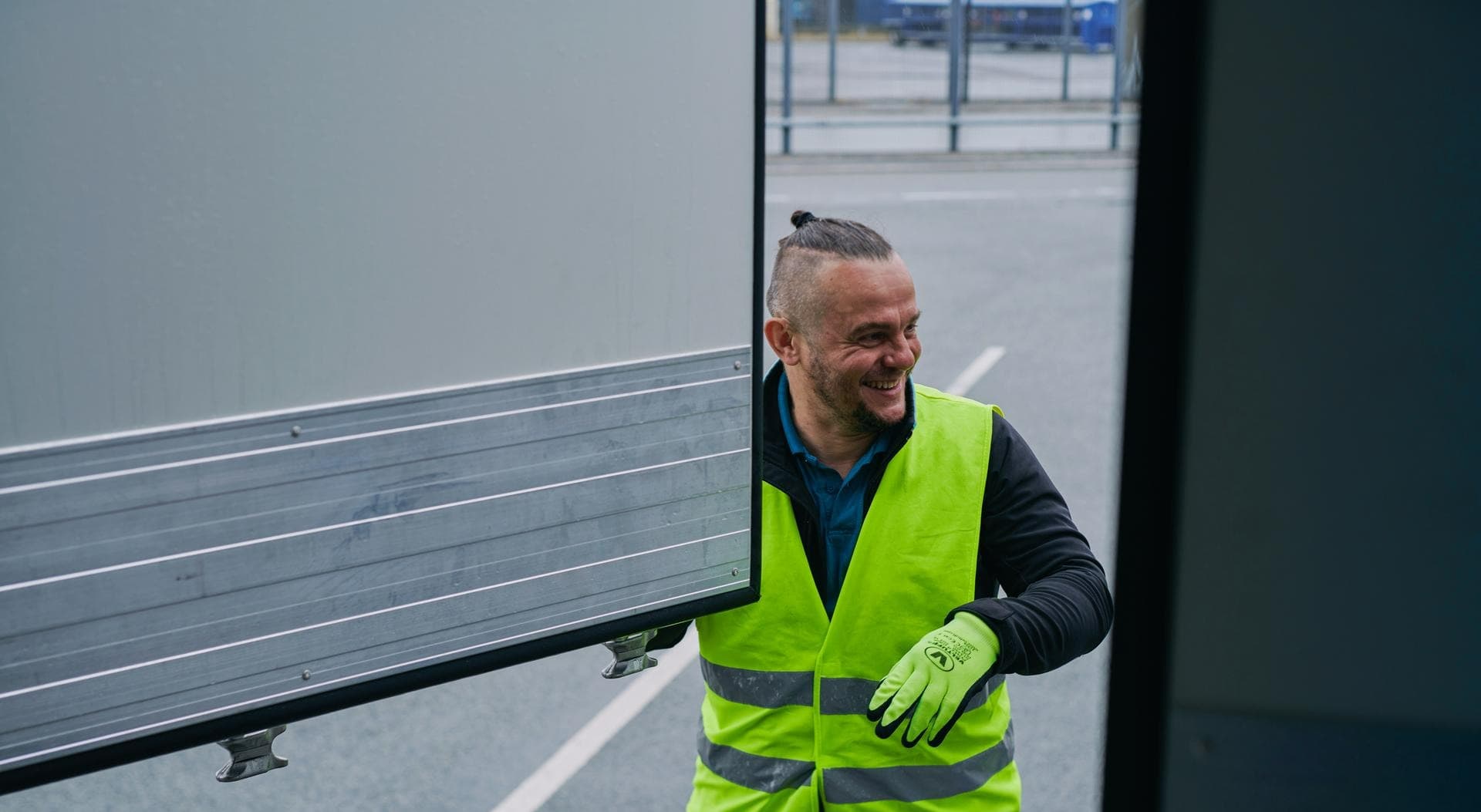 DFDS worker closing truck