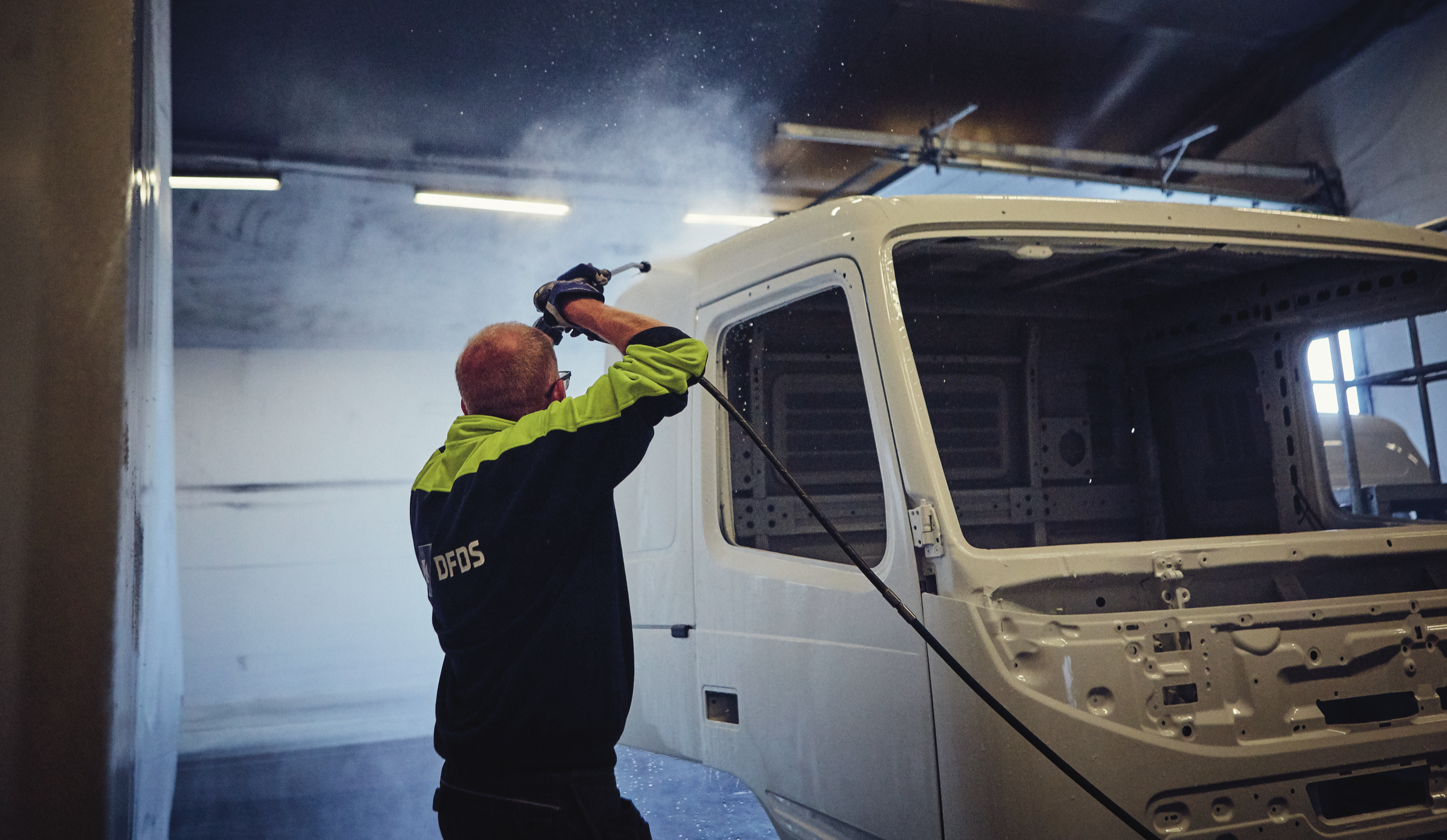 DFDS worker washing truck