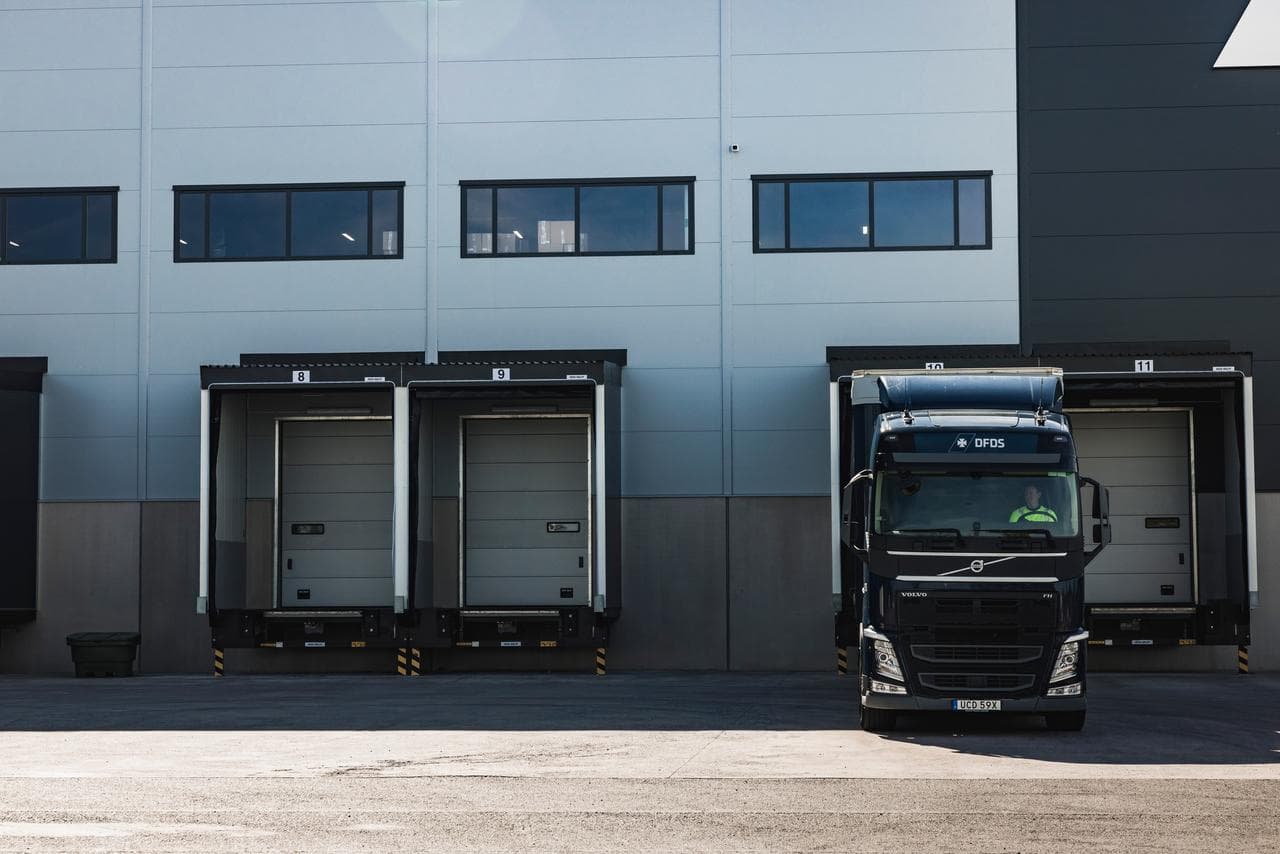 cross-docking, blue truck