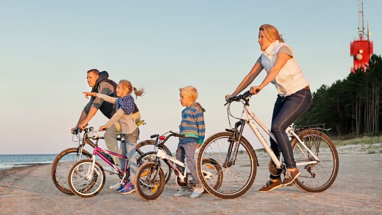 familie fahrrad strand credits latviatravel