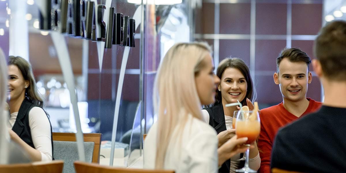 Un grupo de amigos tomando copas en el bar