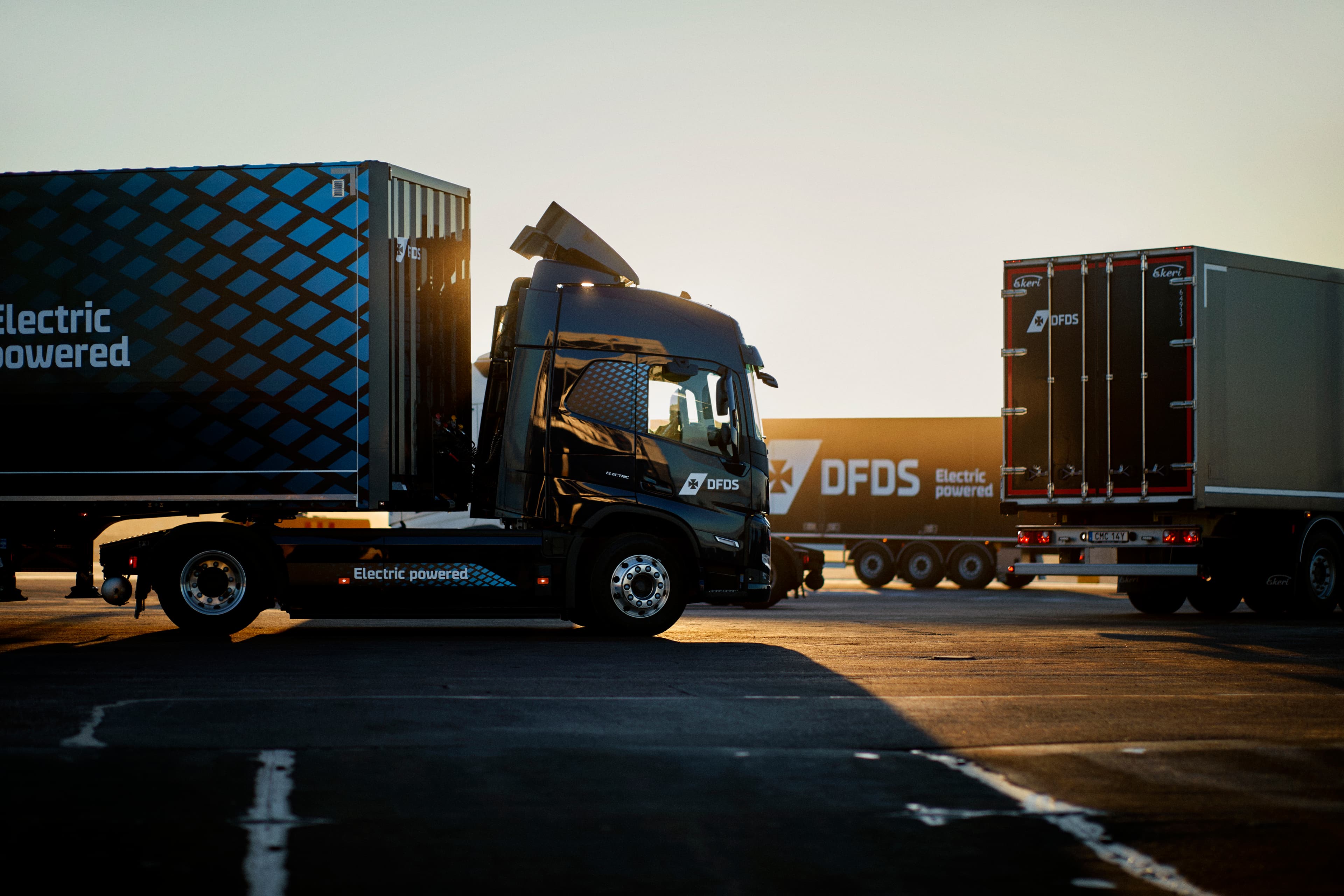 Multiple Trucks, e-trucks, driving at port